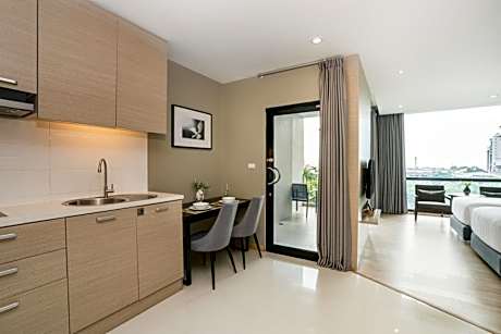 Deluxe Double or Twin Room with City View