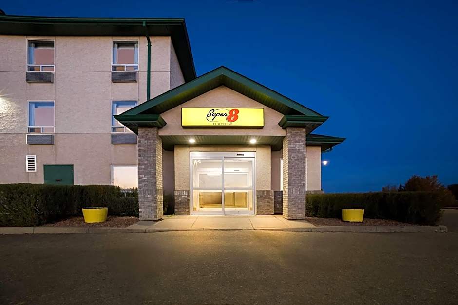 Super 8 by Wyndham Prince Albert