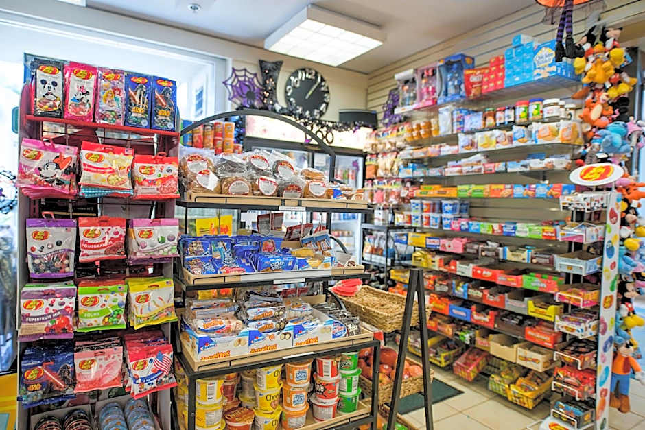 Howard Johnson by Wyndham Anaheim Hotel & Water Playground