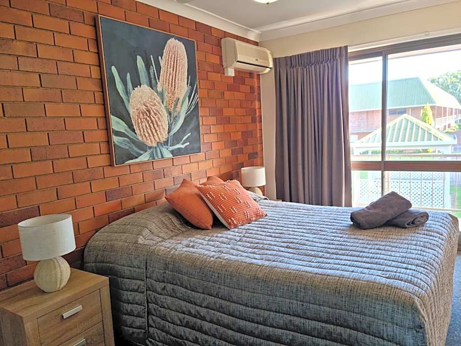 Whiteoaks Motel & Lodges