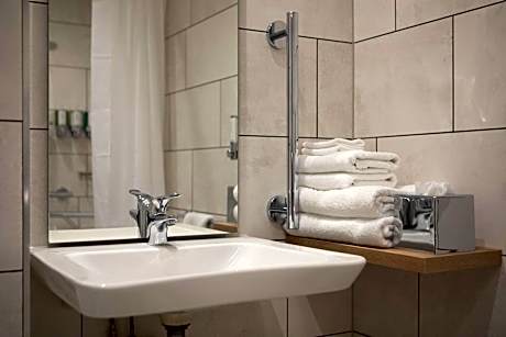 Queen Room - Accessible