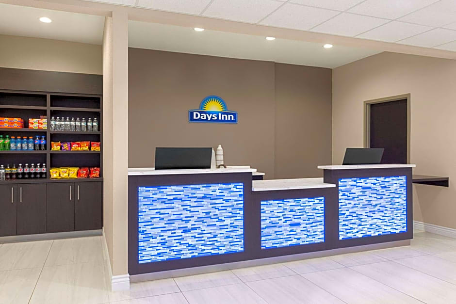 Days Inn & Suites by Wyndham Greater Tomball