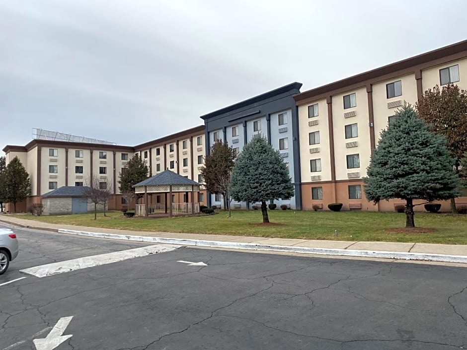 Days Inn and Suites by Wyndham Hammond, IN