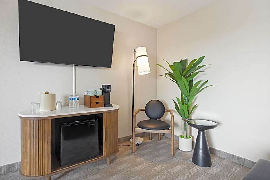 456 Embarcadero Inn & Suites