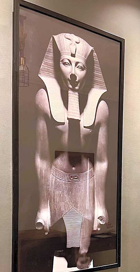 New Museum, Pyramids inn