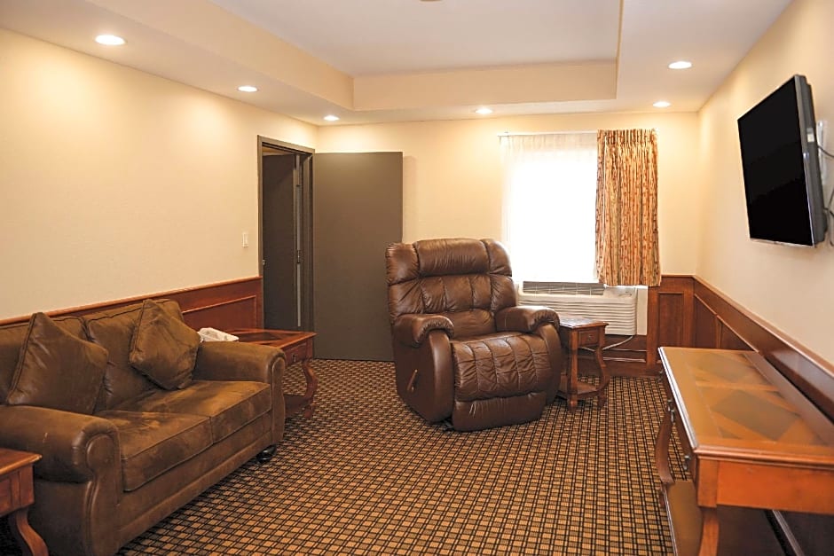 Quality Inn & Suites Starlite Village Conference Center