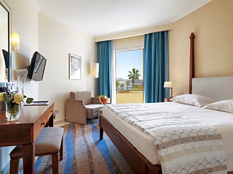 Deluxe Double or Twin Room with Side Sea View