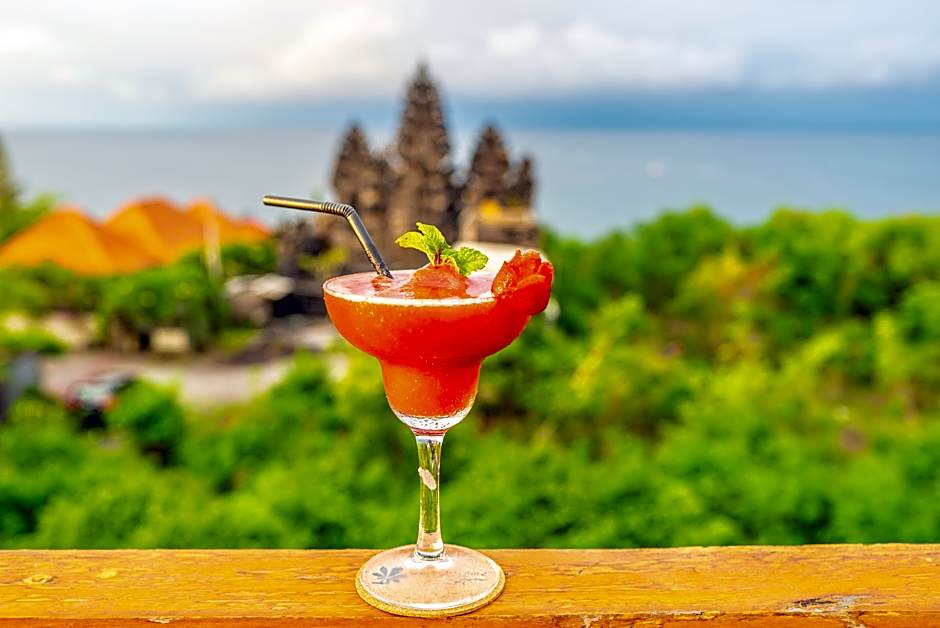 De Sapphire Cliff Villa by Danapati