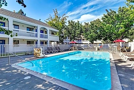 Super 8 by Wyndham Santa Rosa North