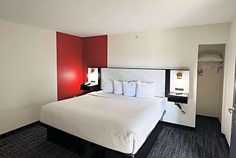 King One-Bedroom Suite - Track View/Non-Smoking