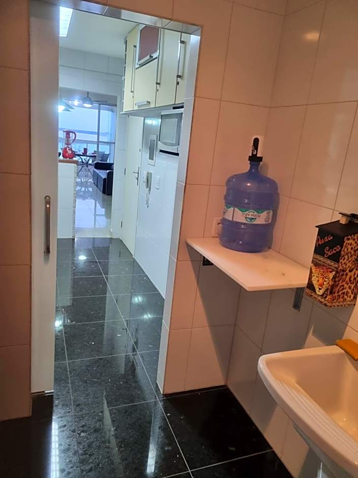 Apartamento Frente para o Mar - Varandão com Blindex - Vista Total para o Mar - 1 Suite e mais 2 Quartos-Ar Condicionado - 2 Vagas - BEIRA MAR - 70 metros da Praia ,TVS SMART GERAL -WI-FI -DISNEY PLUS-OUTROS- PORTARIA 24 HORAS-KIT PRAIA 4 PESSOAS