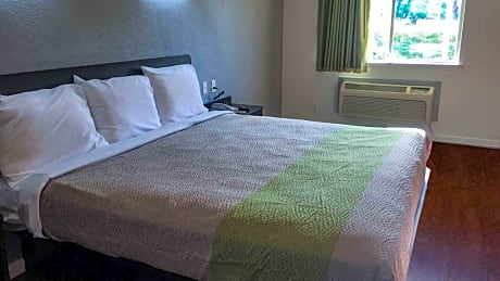 Deluxe King Room - Non-Smoking