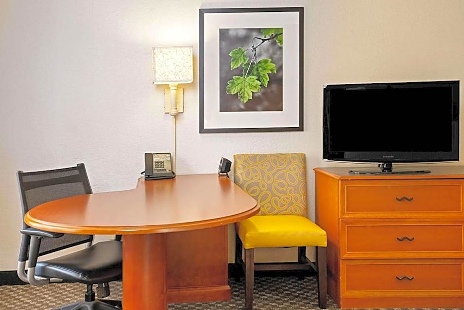 La Quinta Inn & Suites by Wyndham Houston West Park 10