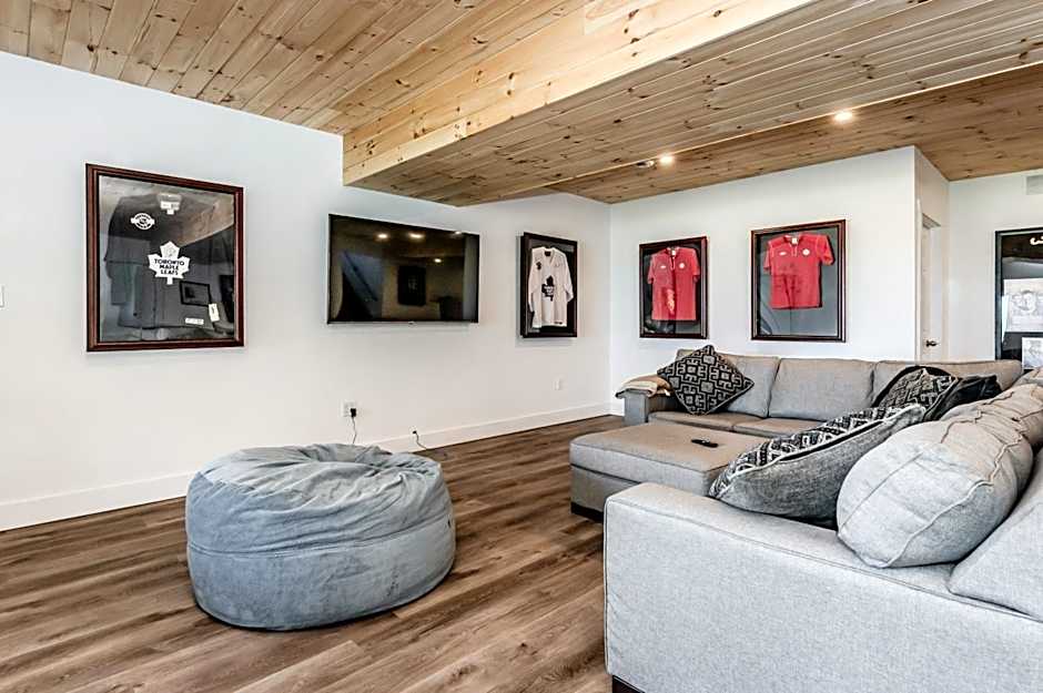 Luxury Lakefront Escape w Games Room