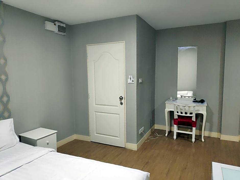 Tim Place - BTS Phra Khanong