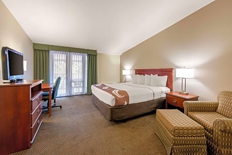 1 King Bed, Non-Smoking