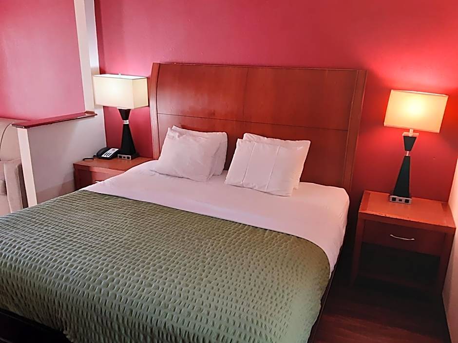 Econo Lodge Inn & Suites