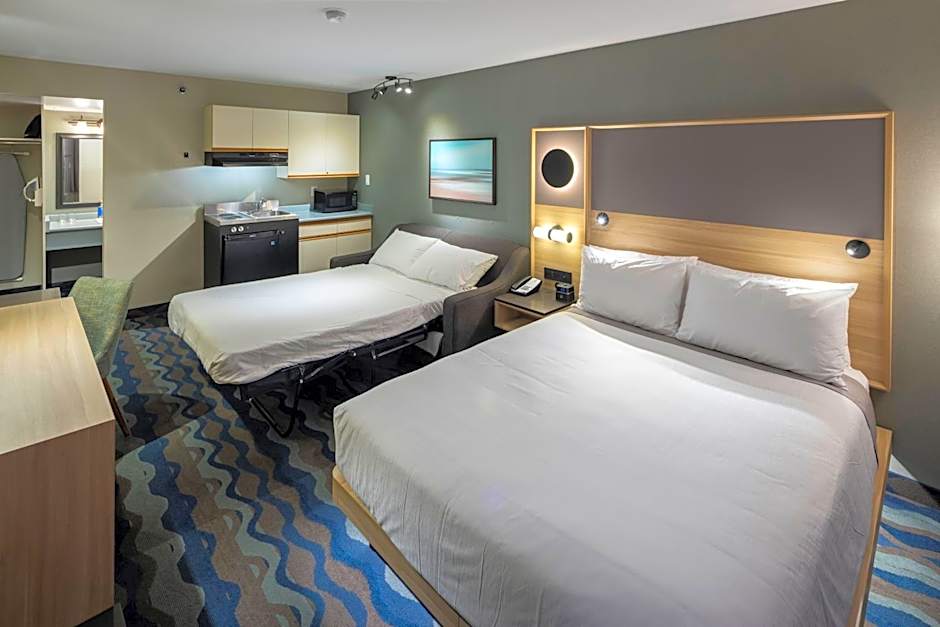 Photo 1 of 14 of 1 Queen Bed with Kitchenette