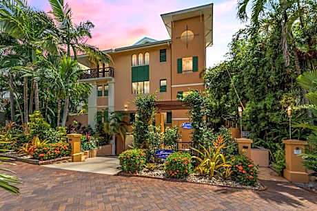 Martinique On Macrossan