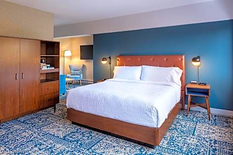 Larger Guest room, 1 King, Sofa bed, Balcony