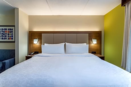 King Room - Hearing Accessible - Roll-in Shower