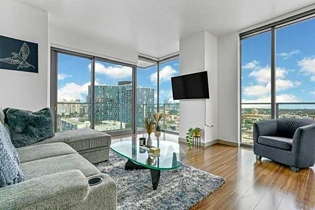 Modern Luxury 2 Bed with Panoramic City Views in Downtown LA