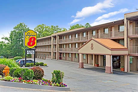 Super 8 by Wyndham Laurel