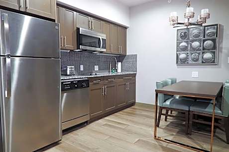Suite-1 King Bed Non-Smoking Separate Bedroom Sofabed 2 Tvs 55 Inch Tv Microwave Mini-Refrigerator
