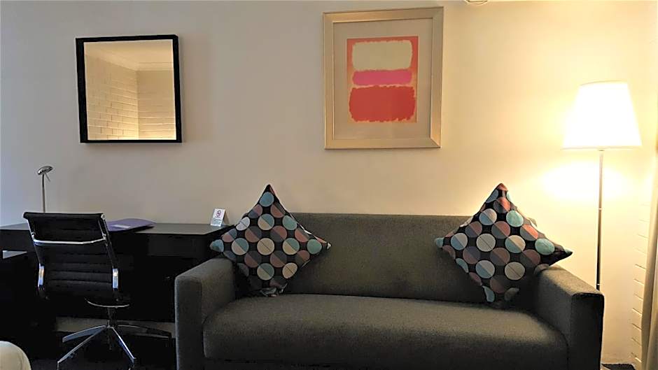 Hibiscus Lakeside Motel