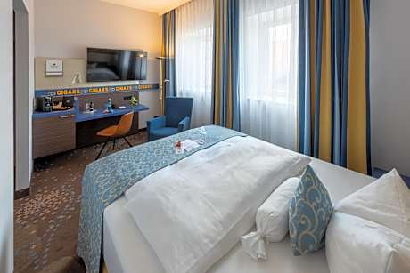 Single Room with Queen Bed and Courtyard View