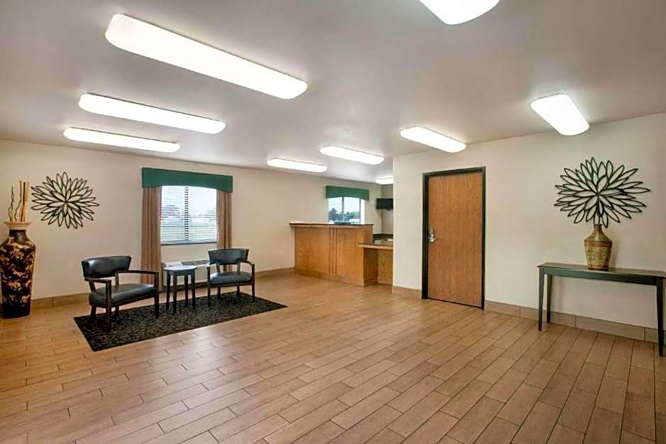 Travelodge by Wyndham Livonia