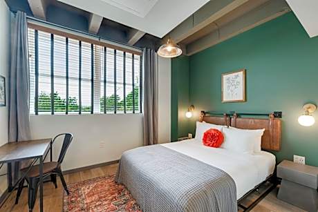 Classic Queen Accessible