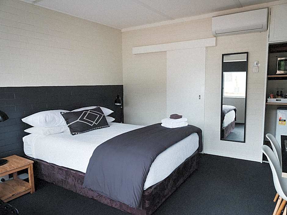 Photo 1 of 4 of 1 Queen Bed