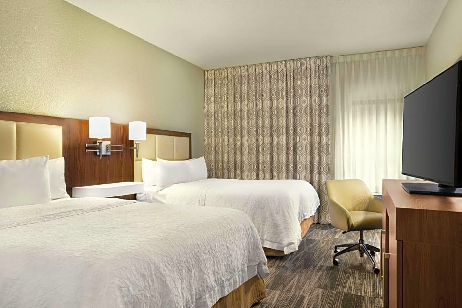 Foto 1 di 5 di 2 Queen Beds, Mobility Accessible, Bathtub