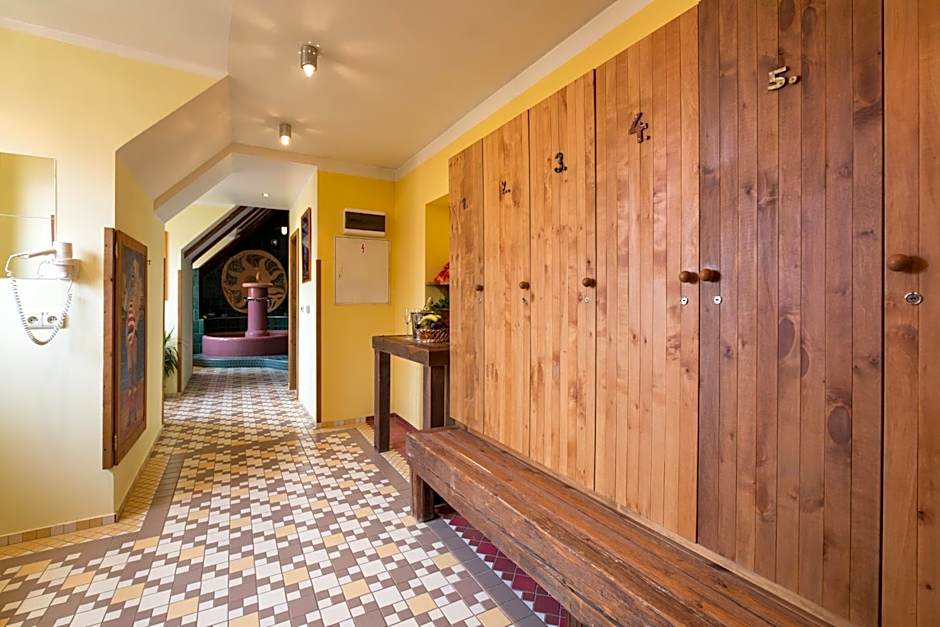 Hotel Selsky Dvur - Bohemian Village Courtyard