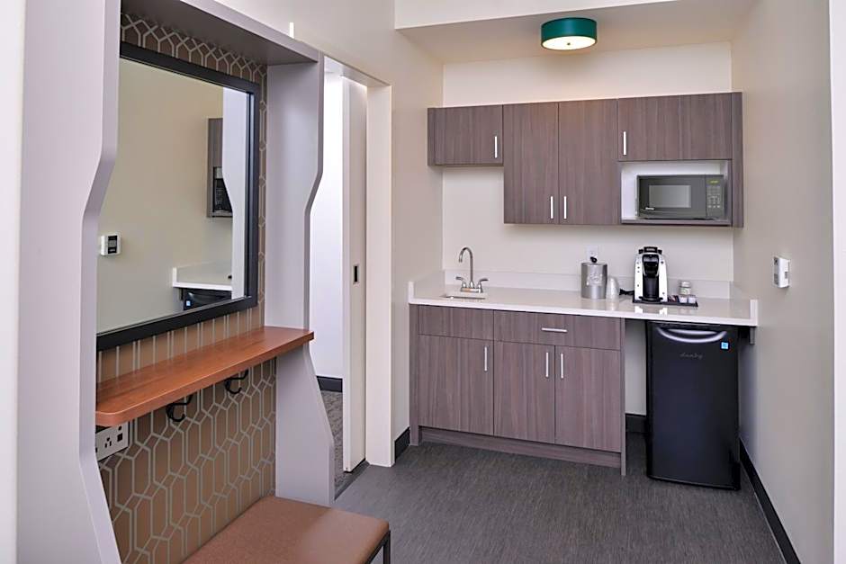 Holiday Inn & Suites Farmington Hills - Detroit NW, an IHG Hotel By IHG