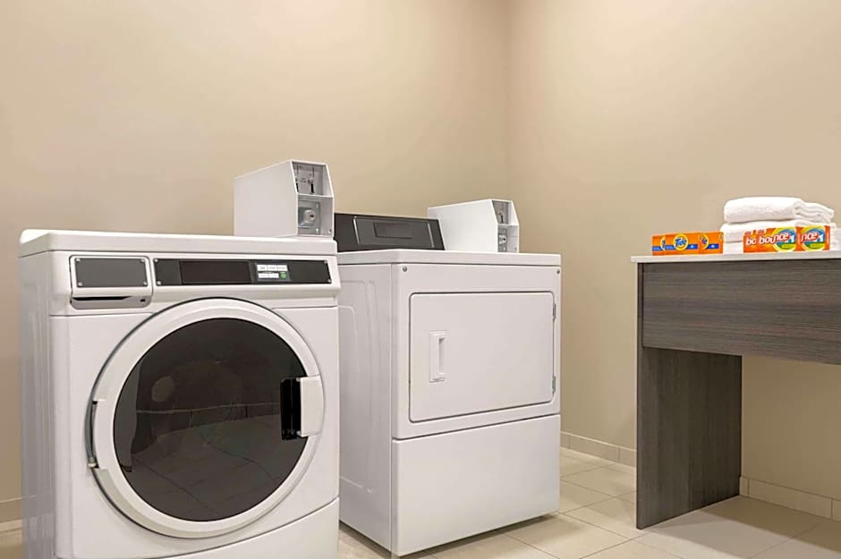 Super 8 by Wyndham Thompson