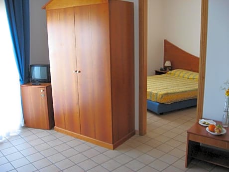 Family Room (2 Adults + 2 Children)