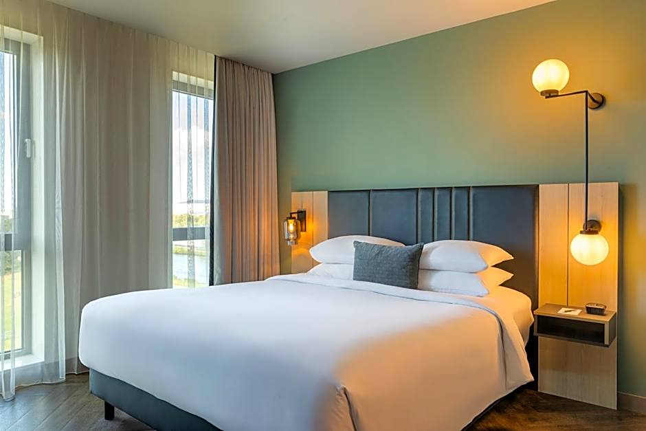 Renaissance by Marriott Amsterdam Schiphol Airport Hotel