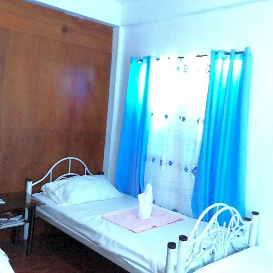 Foto 1 di 2 di Triple Room