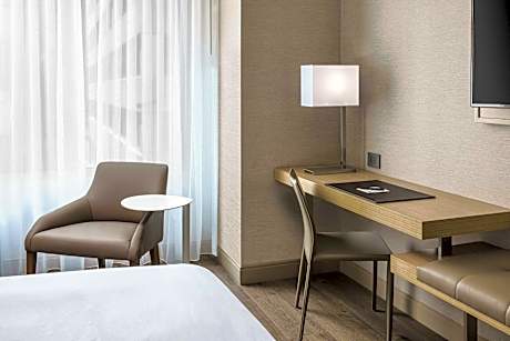 Room, 1 King Bed, City View (Hearing Accessible)