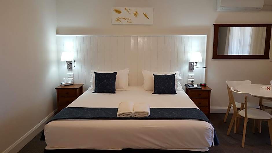 Photo 1 of 6 of Executive Family 1 King Bed