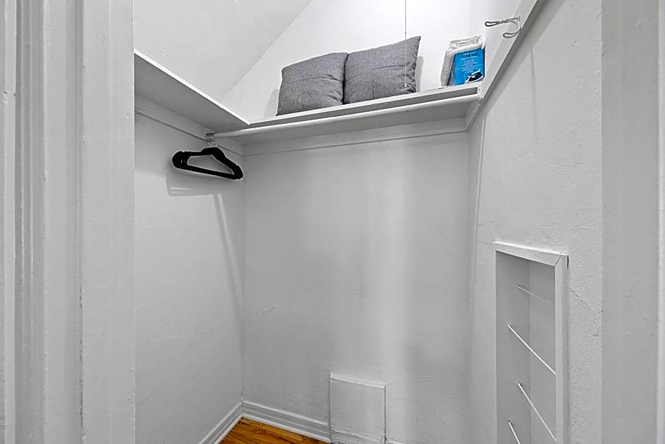 Cozy Retreat near Beverly Hills Parking, Laundry, Parking