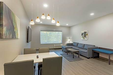 One-Bedroom Queen Apartment with Larger Room - Non-Smoking