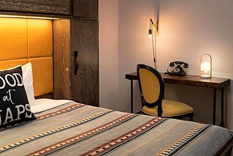 PETITE QUEEN - 135 SQF, Guest room