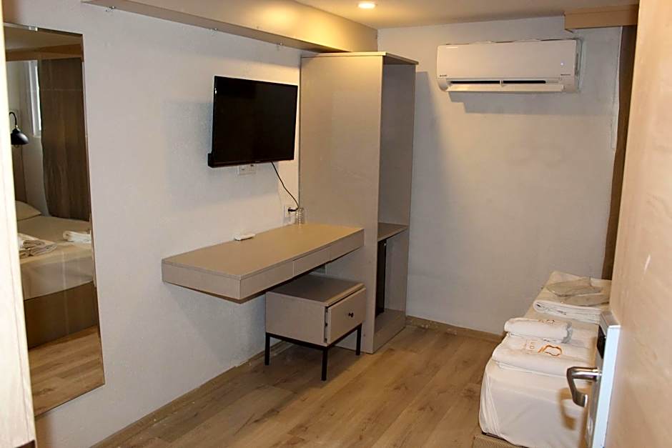 The Lola Hotel