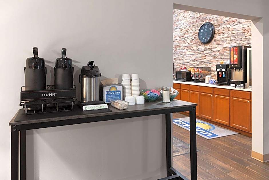 Days Inn by Wyndham Hutchinson