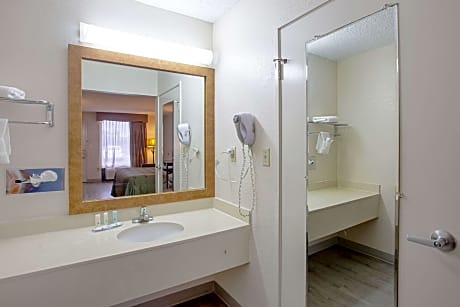 1 King Bed, Nonsmoking, Accessible
