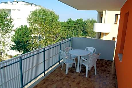 Beachside flat with large balcony - Beahost