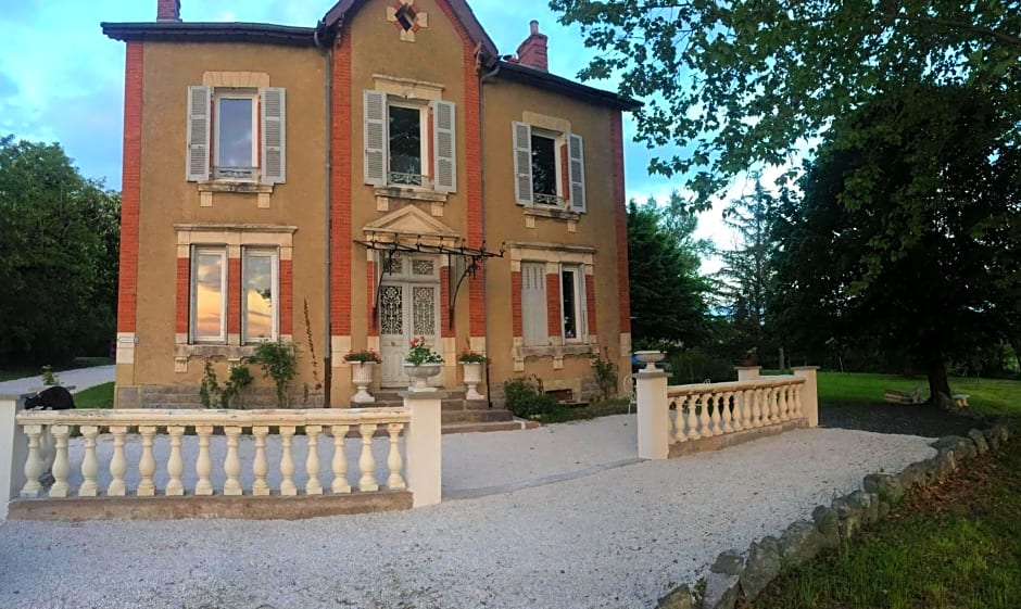 Le manoir de la Source au bord de l'EuroVélo 6